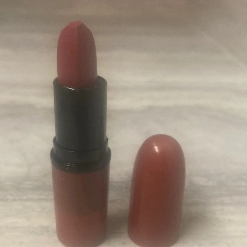 Coral Lipstick - Vibrant Peachy Coral